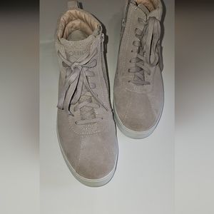 Womens Vionic High Top Shoes. Size 9. Light Grey. Clean Smoke Free Home.